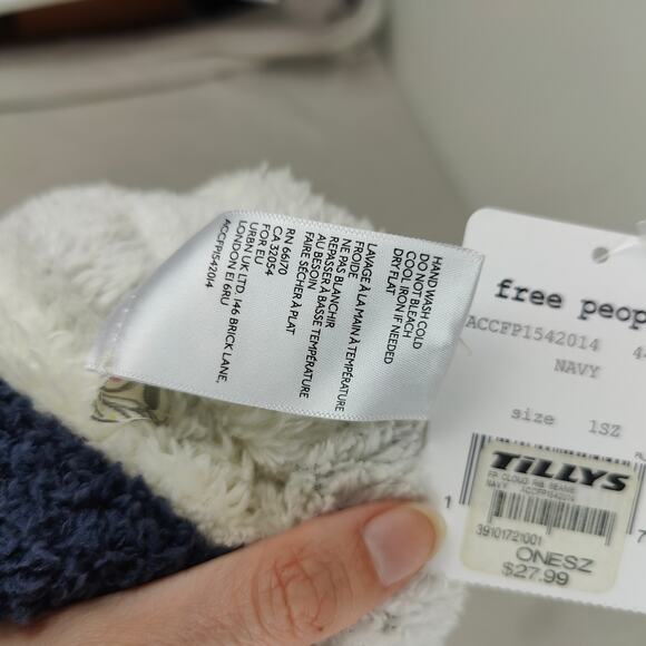 Free People Cloud Rib Beanie Hat Womens One Size Navy Blue Fuzzy Cozy NWT - Picture 5 of 7